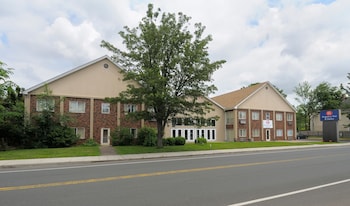 Pet Friendly Regency Inn & Suites in West Springfield, Massachusetts