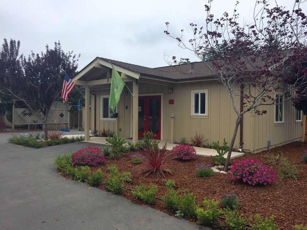 Pet Friendly Monterey Peninsula Inn in Pacific Grove, California