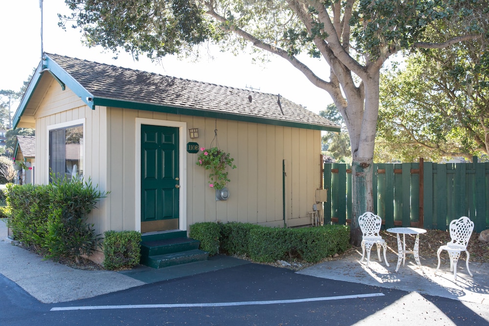 Pet Friendly Sea Breeze Inn And Cottages in Pacific Grove, California