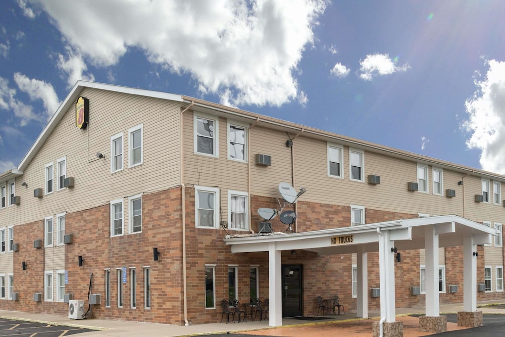 Pet Friendly Super 8 Motel Litchfield in Litchfield, Illinois