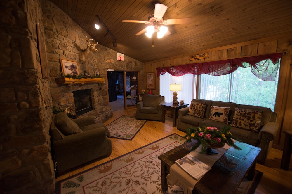 Pet Friendly The Cabins at Green Mountain in Branson, Missouri