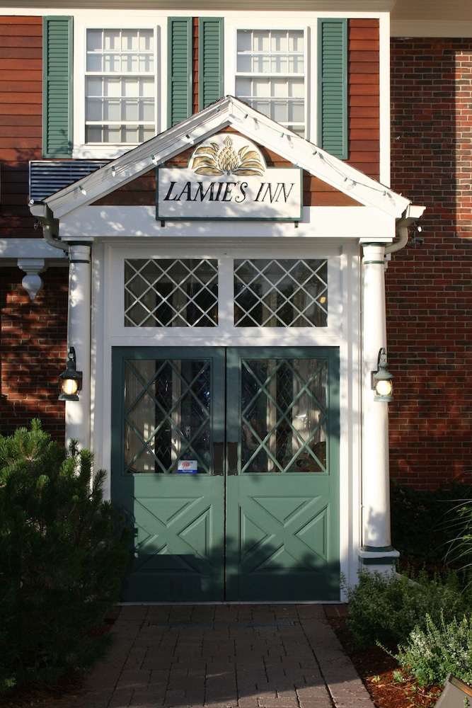 Pet Friendly Lamie's Inn and The Old Salt Restaurant in Hampton, New Hampshire