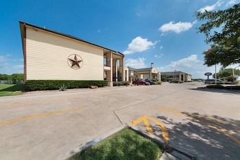 Pet Friendly Lone Star Inn & Suites in Victoria, Texas