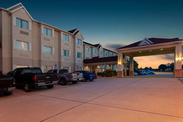 Pet Friendly Microtel Inn & Suites by Wyndham Lady Lake/The Villages in Lady Lake, Florida