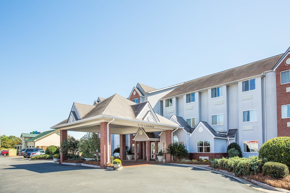6 Best VERIFIED Pet Friendly Hotels in Tifton with Weight Limits & Pet Fees
