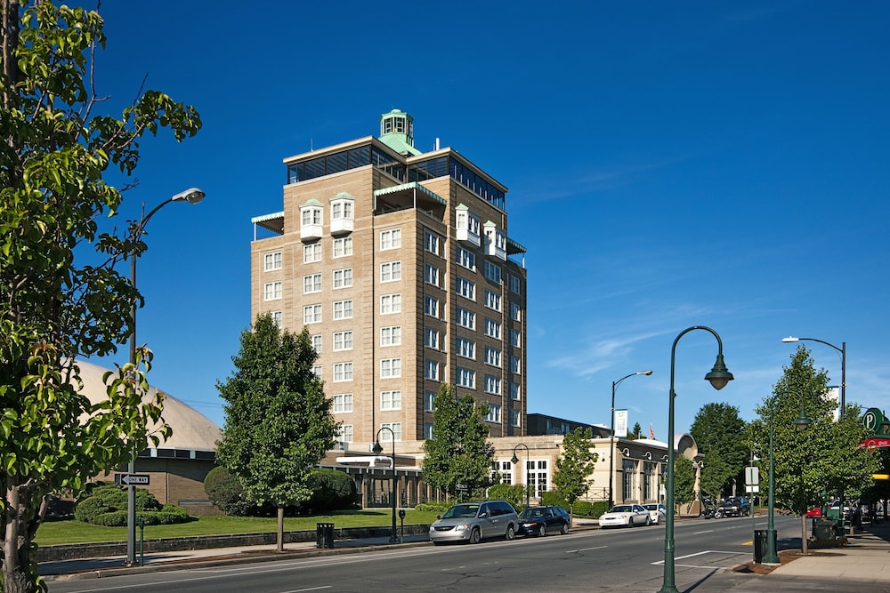 Pet Friendly Park Place Hotel in Traverse City, Michigan