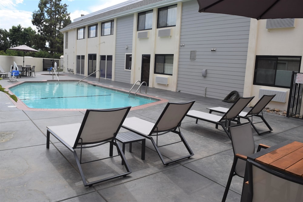 Pet Friendly Best Western Town & Country Lodge in Tulare, California