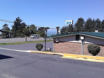 Pet Friendly Blue Coast Inn and Suites in Brookings, Oregon