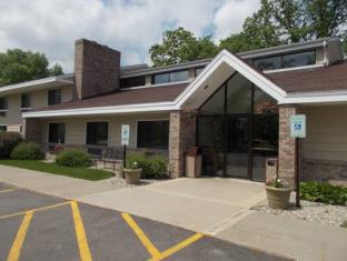 Pet Friendly Boarders Inn & Suites Ripon in Ripon, Wisconsin