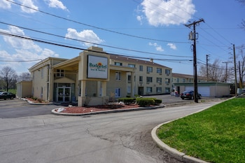 Pet Friendly Budgetel Inn Glen Ellyn in Glen Ellyn, Illinois