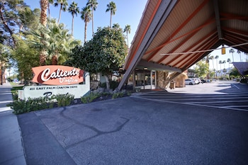 Pet Friendly Caliente Tropics Hotel in Palm Springs, California