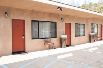 Pet Friendly Cambria Palms Motel in Cambria, California