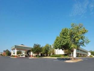 Pet Friendly Camden West Inn & Suites in Lugoff, South Carolina