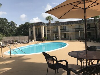 Pet Friendly Carmel Inn & Suites in Thibodaux, Louisiana