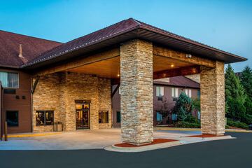 Pet Friendly Riverview Inn & Suites, Ascend Hotel Collection in Rockford, Illinois