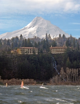 Pet Friendly Columbia Cliff Villas Hotel in Hood River, Oregon