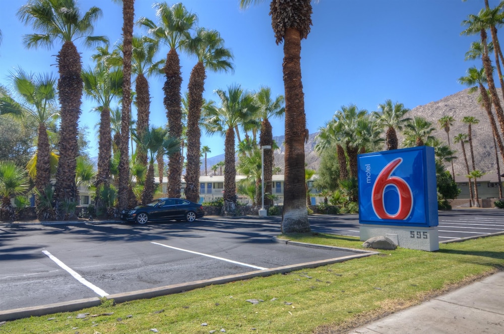 Pet Friendly Motel 6 Palm Springs East - East Palm Canyon in Palm Springs, California