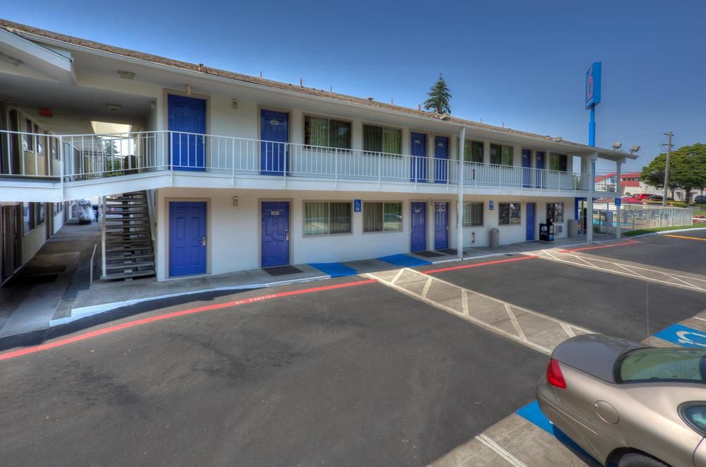 Pet Friendly Motel 6 Portland South - Lake Oswego - Tigard in Tigard, Oregon