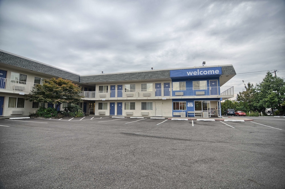 Pet Friendly Motel 6 Coeur D'alene in Coeur d'Alene, Idaho
