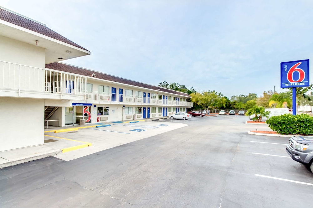 Pet Friendly Motel 6 Venice Fl in Venice, Florida