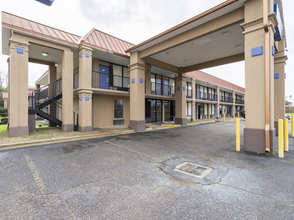 Pet Friendly Motel 6 Shreveport - Bossier City in Bossier City, Louisiana