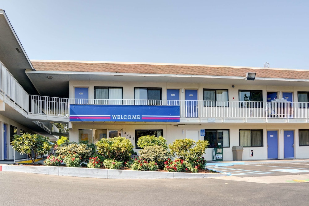 Pet Friendly Motel 6 Eugene North - Springfield in Springfield, Oregon