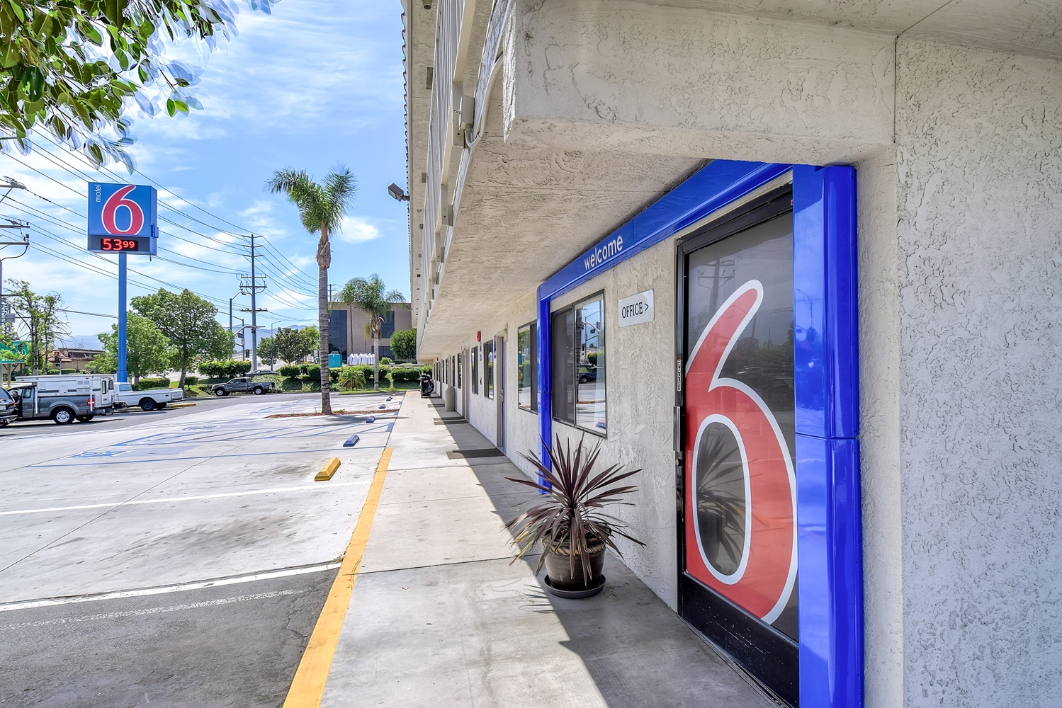 Pet Friendly Motel 6 Corona in Corona, California