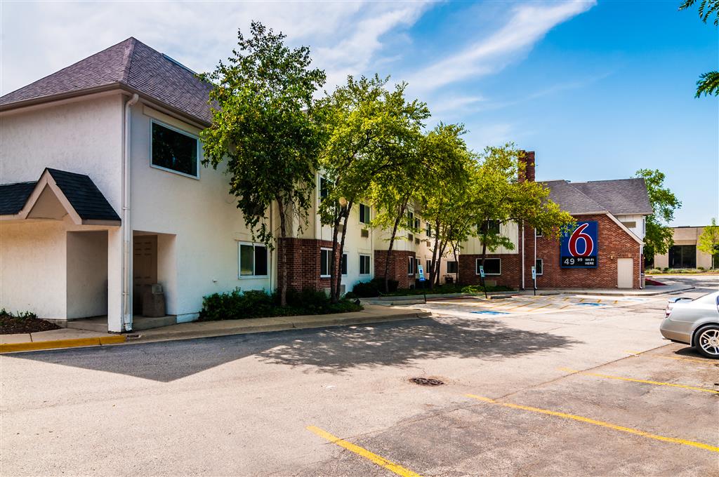 Pet Friendly Motel 6 Chicago North Central - Arlington Hgts in Arlington Heights, Illinois