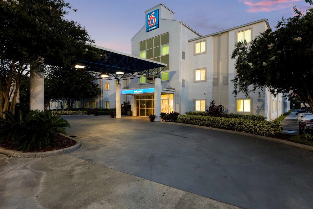 Pet Friendly Motel 6 Orlando - International Dr in Orlando, Florida