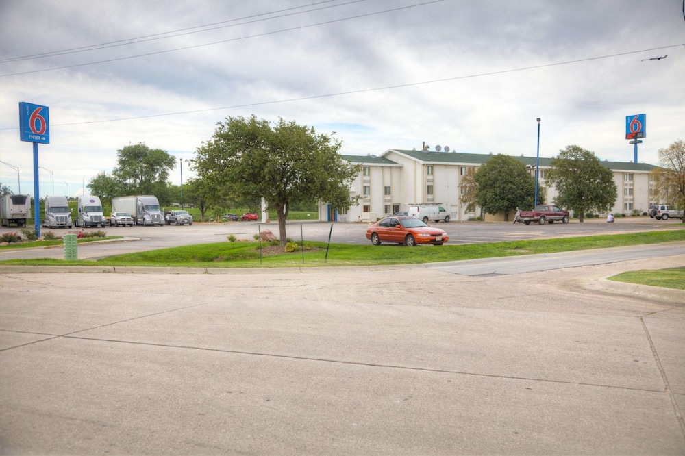 Pet Friendly Motel 6 Omaha East - Council Bluffs in Council Bluffs, Iowa