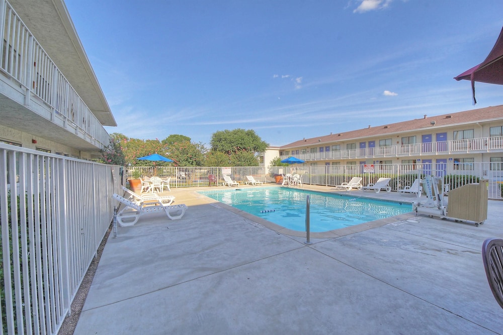 Pet Friendly Motel 6 San Antonio - Fiesta in San Antonio, Texas