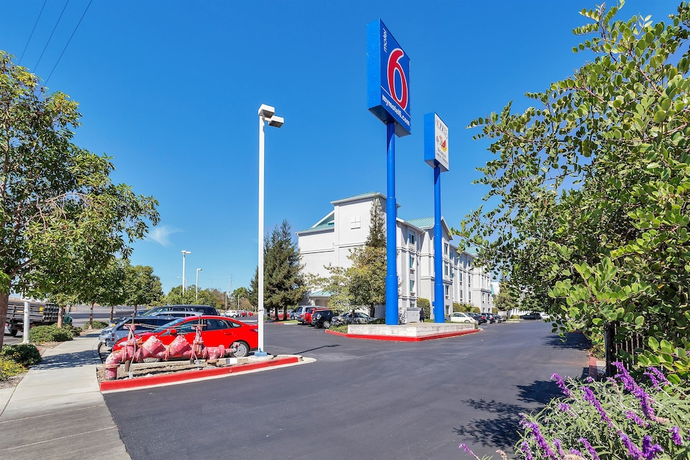 Pet Friendly Motel 6 San Francisco - Redwood City in Belmont, California