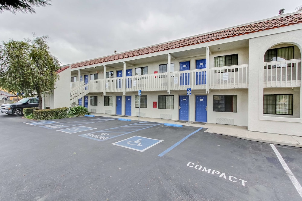 Pet Friendly Motel 6 Salinas North - Monterey Area in Salinas, California