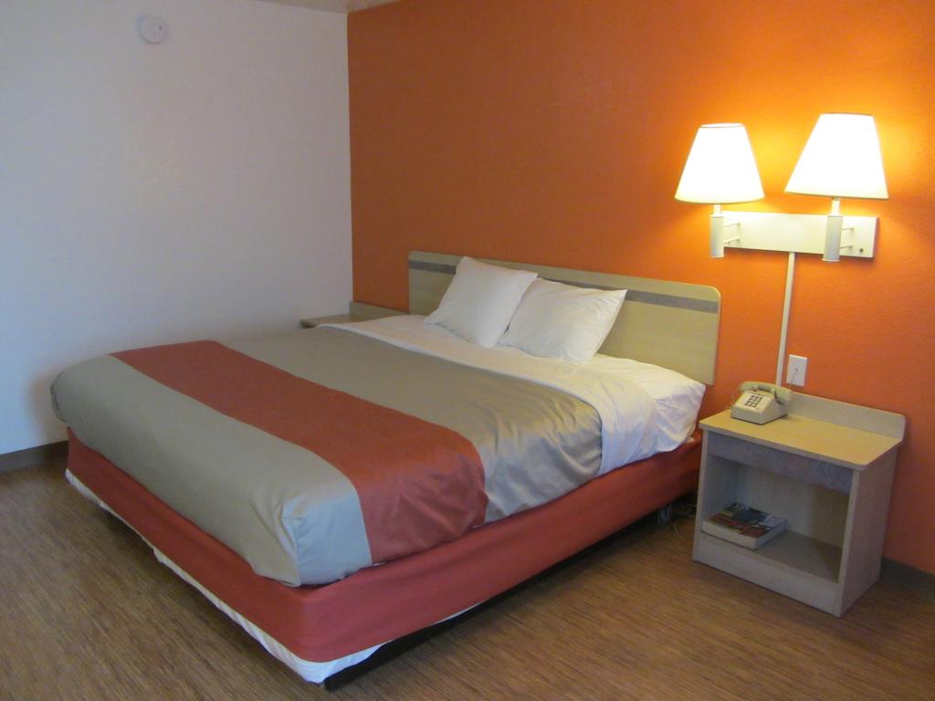 Pet Friendly Motel 6 Houston North - Spring in Spring, Texas