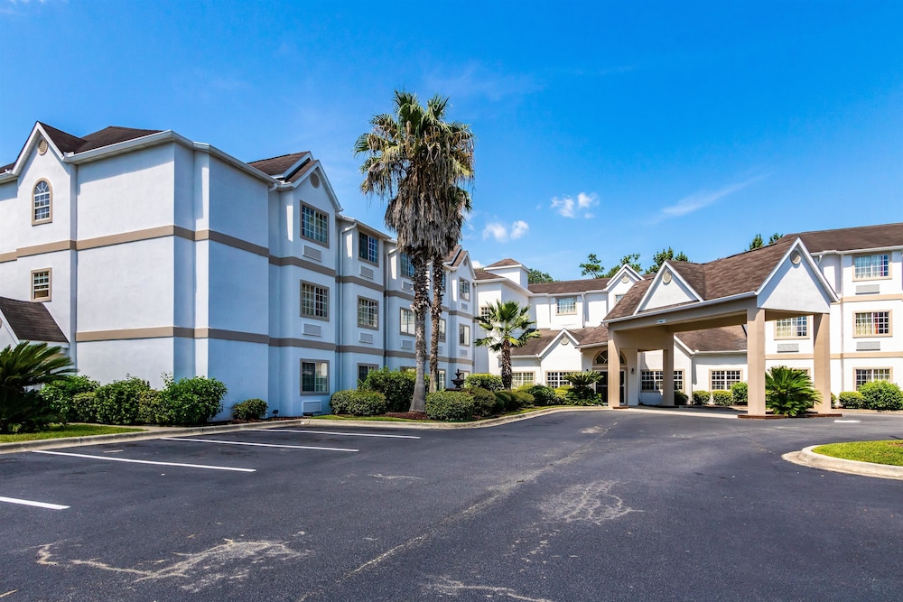 Pet Friendly Red Roof Innn Plus+ & Suites Savannah I 95 in Savannah, Georgia