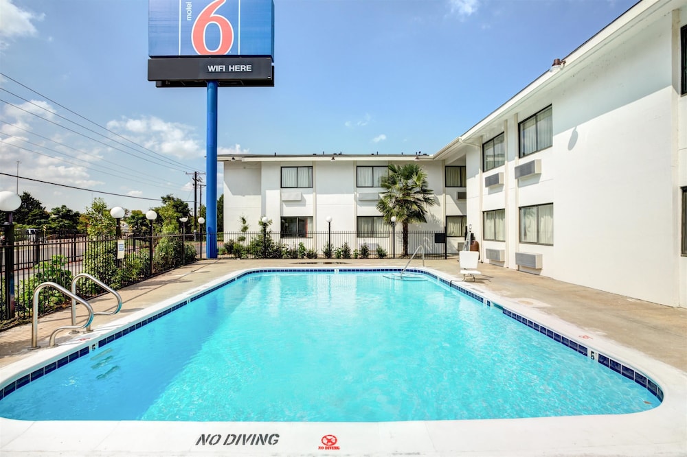 Pet Friendly Motel 6 Dallas - South in Dallas, Texas