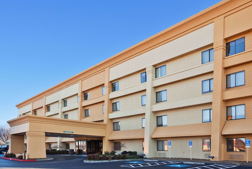 Pet Friendly La Quinta Inn & Suites Springdale in Springdale, Arkansas