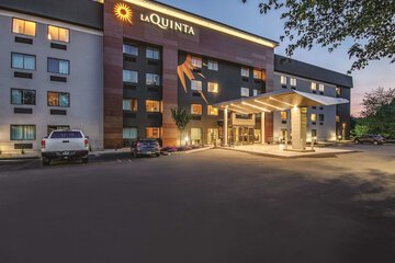 Pet Friendly La Quinta Inn & Suites Hartford - Bradley Airport in Windsor Locks, Connecticut