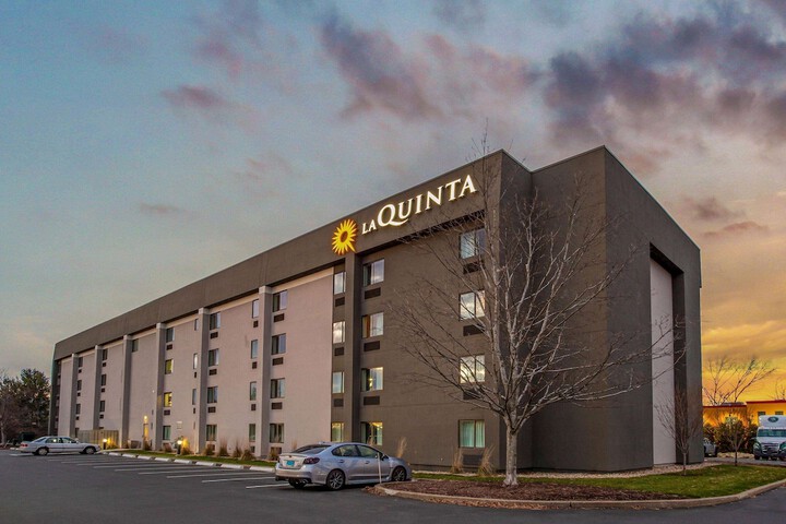 Pet Friendly La Quinta Inn & Suites Hartford - Bradley Airport in Windsor Locks, Connecticut