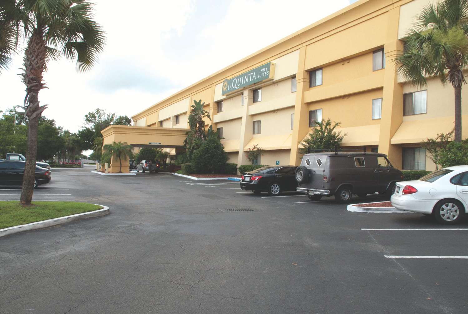Pet Friendly La Quinta Inn & Suites Orlando South in Orlando, Florida