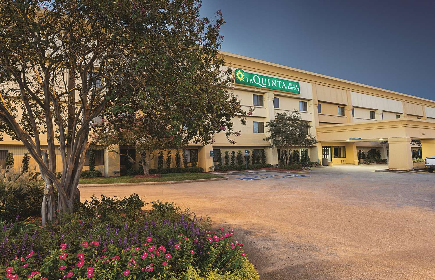 Pet Friendly La Quinta Inn & Suites Baton Rouge Siegen Lane in Baton Rouge, Louisiana