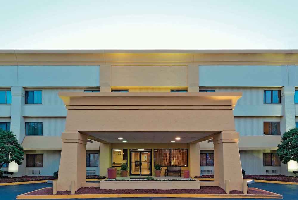 Pet Friendly La Quinta Inn & Suites Meridian in Meridian, Mississippi