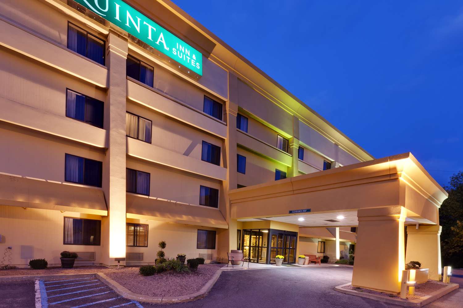 Pet Friendly La Quinta Inn & Suites Plattsburgh in Plattsburgh, New York