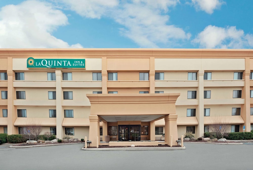 Pet Friendly La Quinta Inn & Suites Mansfield in Mansfield, Ohio