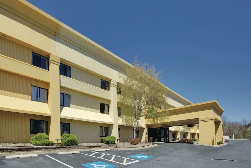 Pet Friendly La Quinta Inn & Suites Harrisburg Airport Hershey in Harrisburg, Pennsylvania