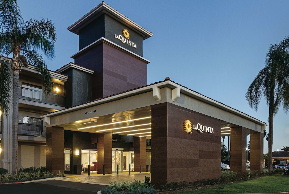 Pet Friendly La Quinta Inn & Suites Orange County - Santa Ana in Santa Ana, California