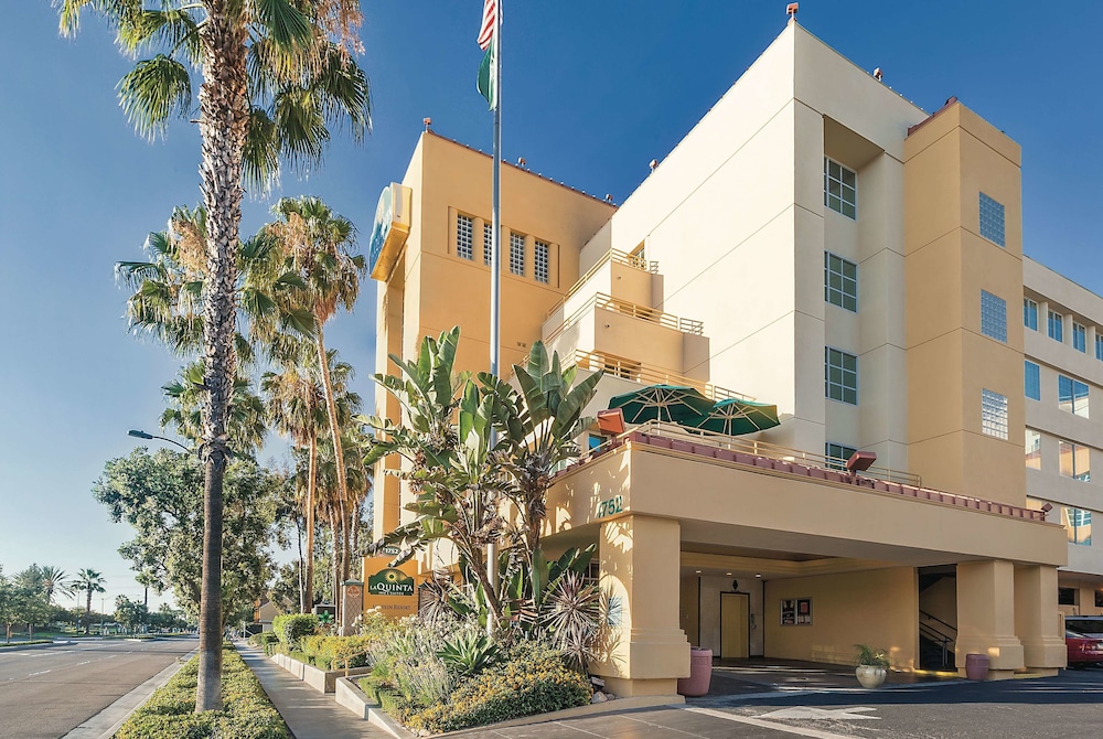 Pet Friendly La Quinta Inn & Suites Anaheim in Anaheim, California