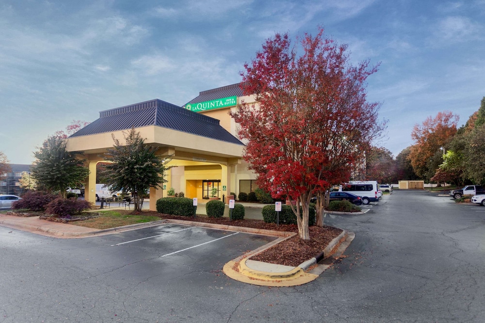 Pet Friendly La Quinta Inn & Suites Charlotte Airport North in Charlotte, North Carolina