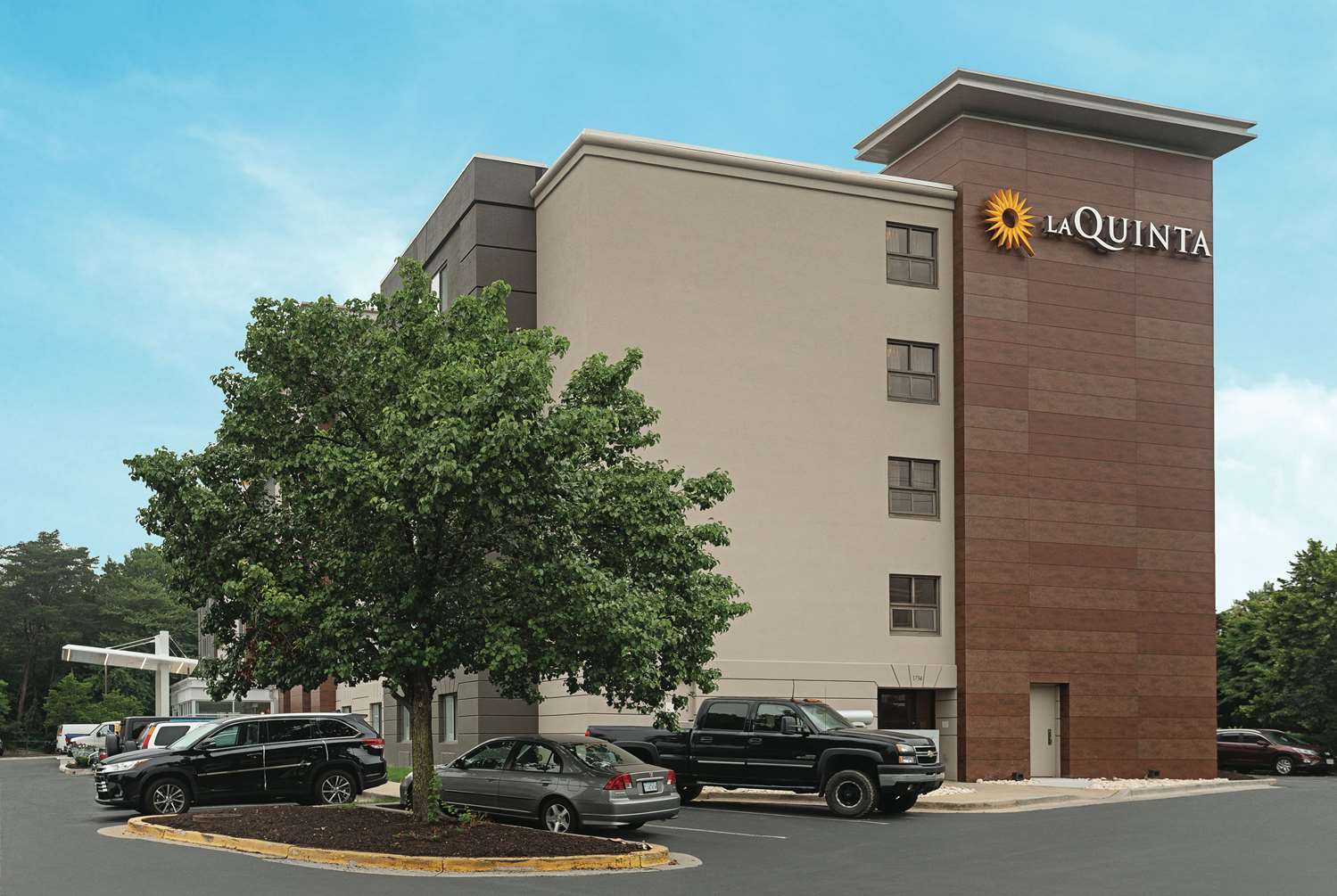 Pet Friendly La Quinta Inn & Suites Baltimore BWI Airport in Linthicum, Maryland