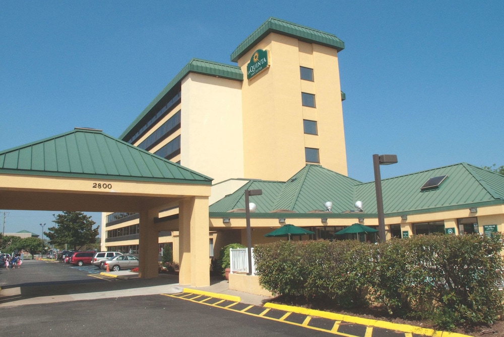 Pet Friendly La Quinta Inn & Suites Virginia Beach in Virginia Beach, Virginia